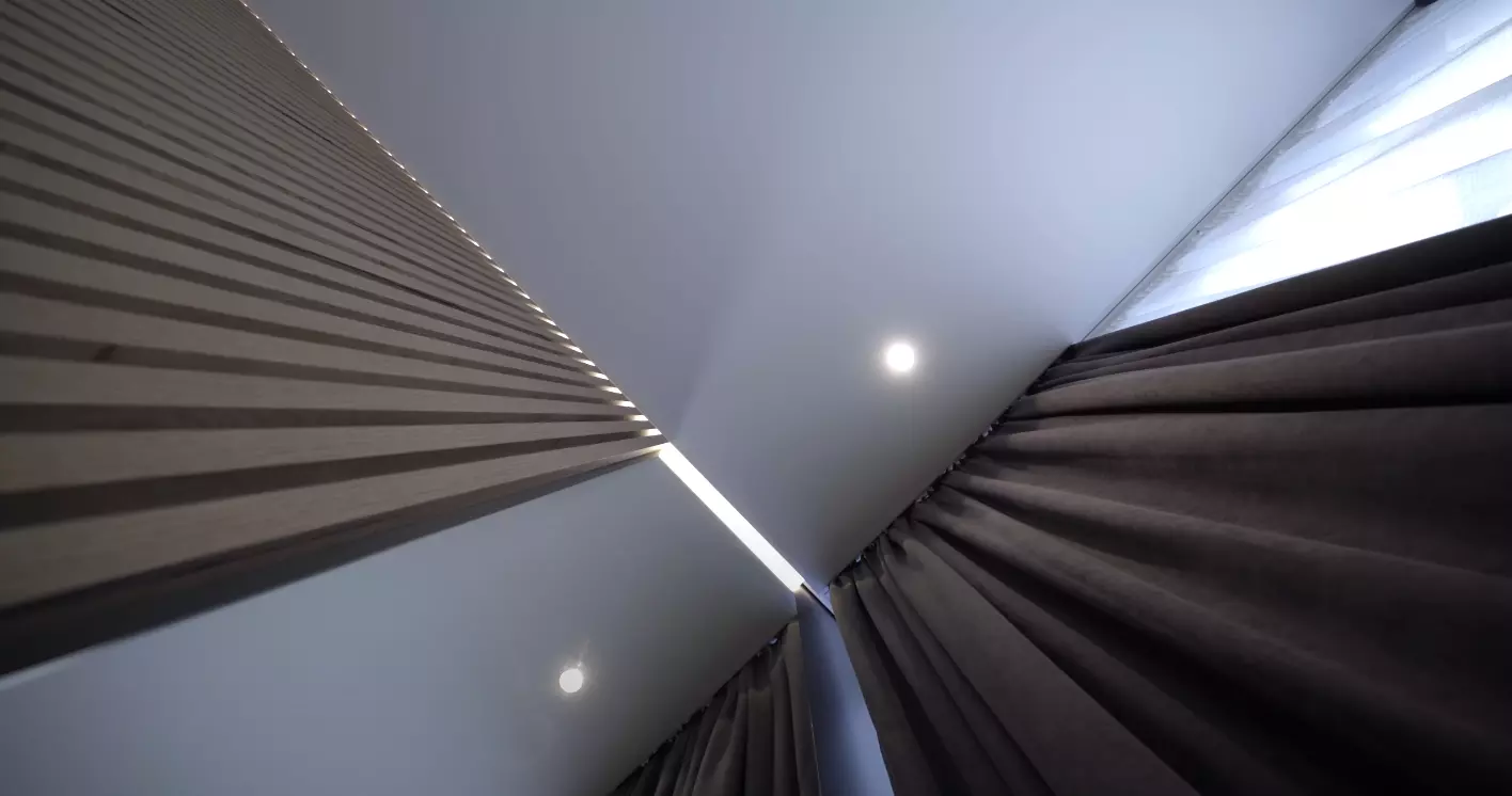 Белый натяжной потолок